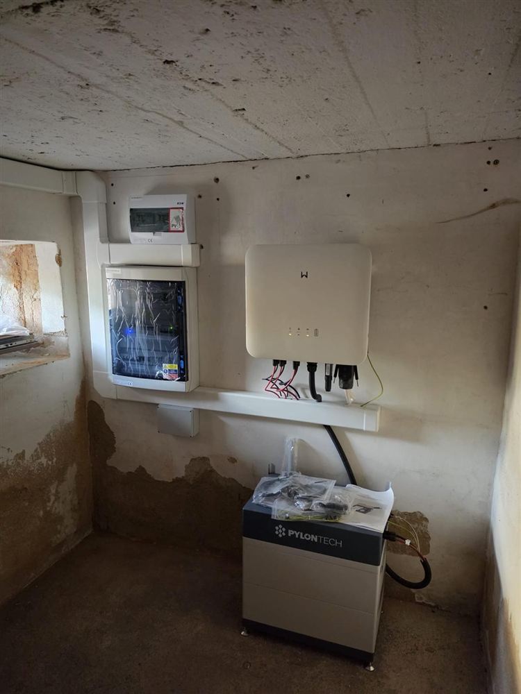 Střídač, rozvaděč a baterie v kamenné komoře