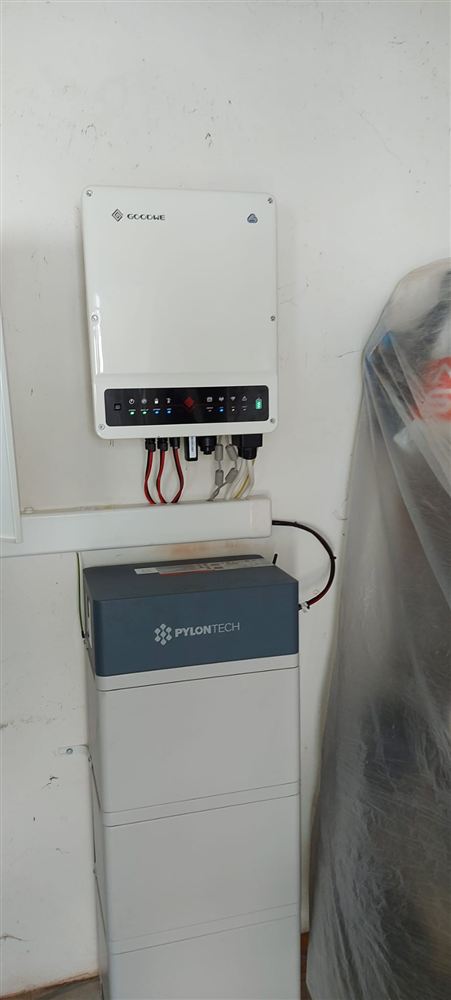 Střídač a baterie na stěně technické místnosti